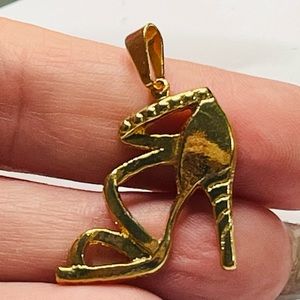 🎉 10k Gold filled charm